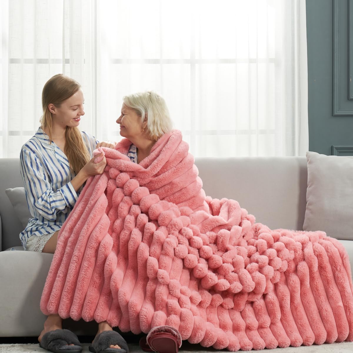 Cozy Bliss Faux Fur Throw Blanket for Couch, Cozy Warm Plush Striped Blanket for Sofa Bedroom Living Room, 50 * 60 Inches Black