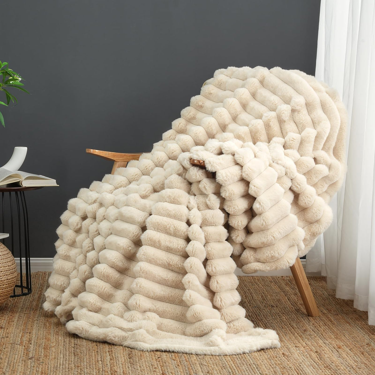 Cozy Bliss Faux Fur Throw Blanket for Couch, Cozy Warm Plush Striped Blanket for Sofa Bedroom Living Room, 50 * 60 Inches Black