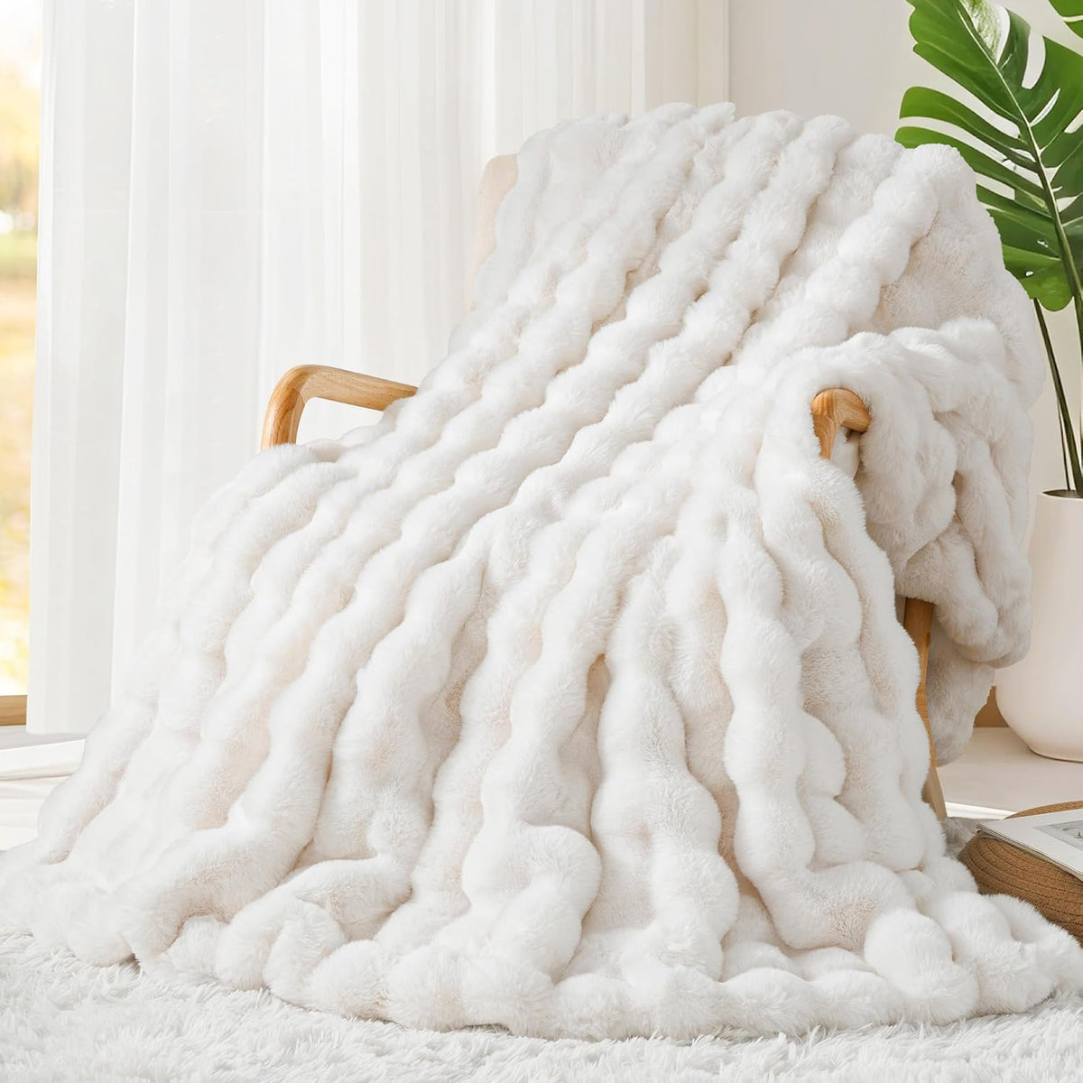 Touchat Luxury 1000GSM Faux Rabbit Fur Throw Blanket, Super Heavy Warm Cozy Blankets for Couch Bed Sofa, Bubble Plush Fuzzy Elegant Soft Mink Blanket for Mom Living Room Bedroom, Cream White