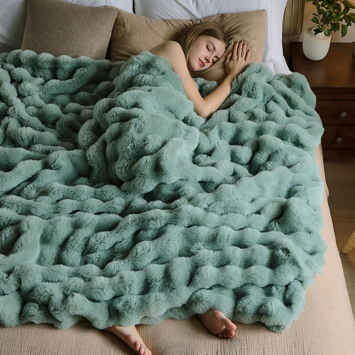 Lotus Karen Faux Fur Throw Blanket Cream White - Big Bubble Rabbit Fluff Blanket for Couch, Small Fluffy Fuzzy Cozy Blanket, Thick Furry Plush Shaggy Blankets, 50x60 Inches