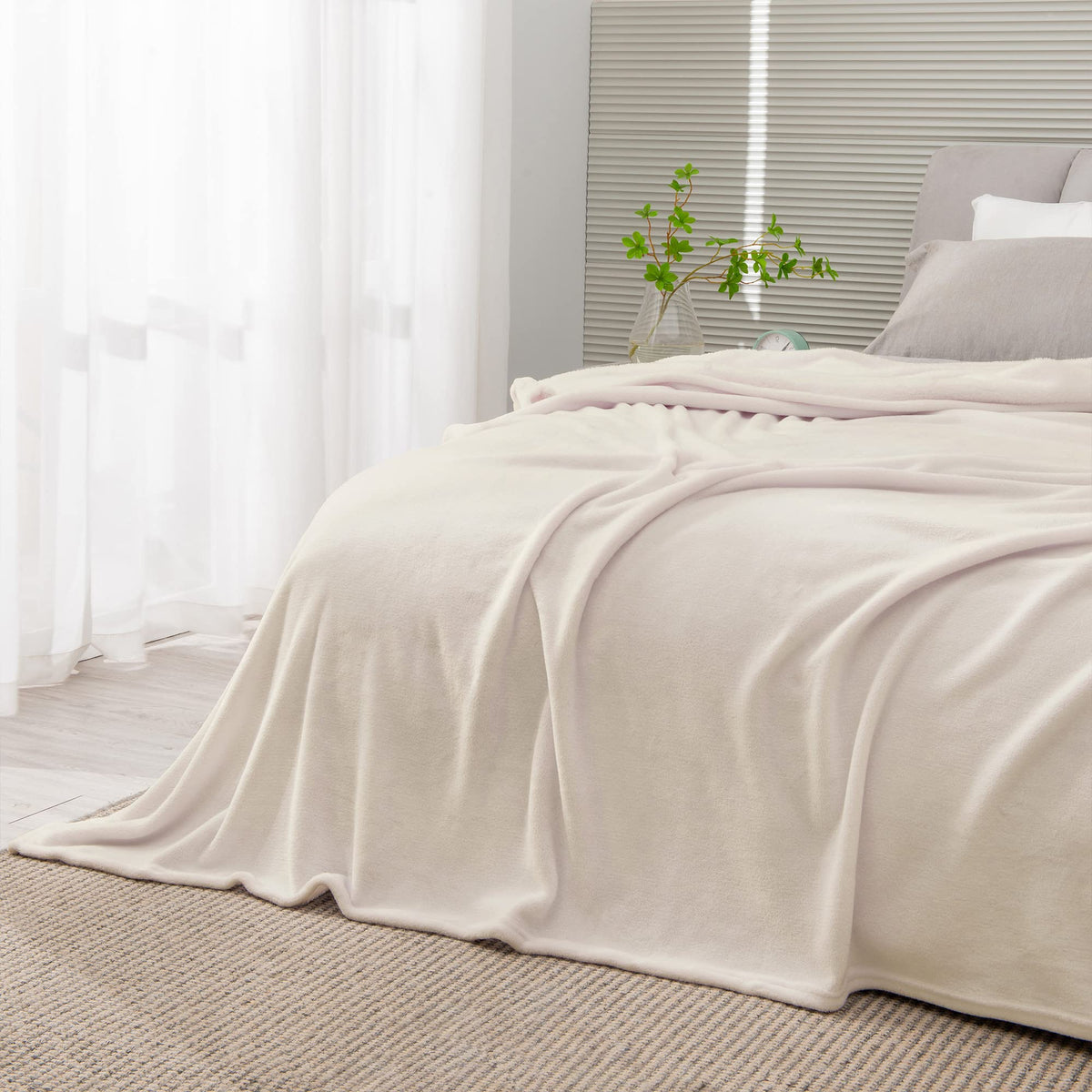 BEDELITE Fleece Blanket Soft Plush Throw for Couch Black 50"x60"