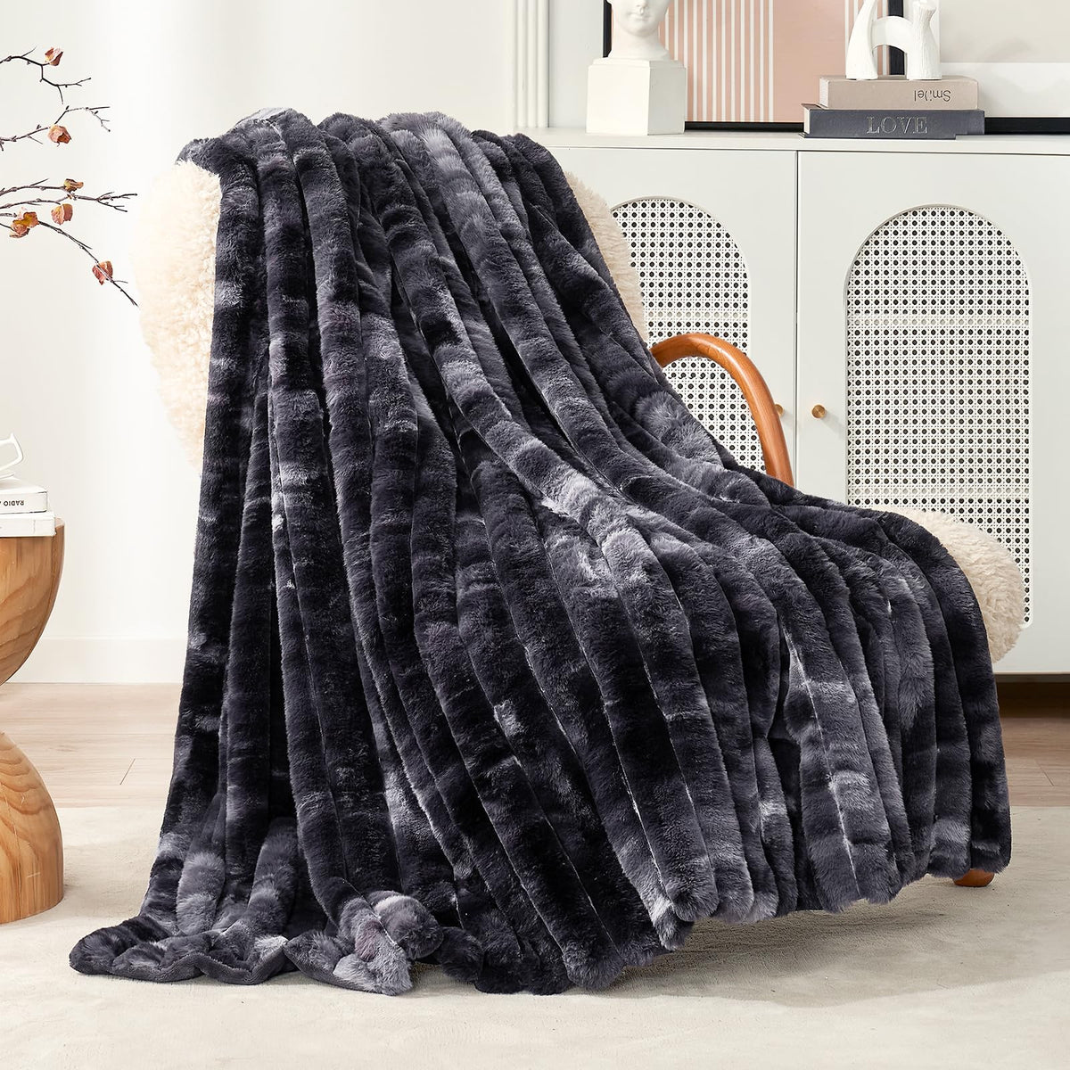 Cozy Bliss Faux Fur Throw Blanket for Couch, Cozy Warm Plush Striped Blanket for Sofa Bedroom Living Room, 50 * 60 Inches Black
