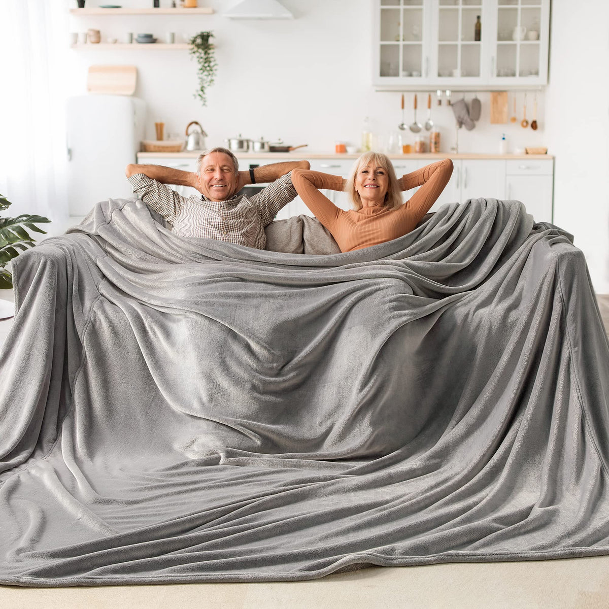 BEDELITE Fleece Blanket Soft Plush Throw for Couch Black 50"x60"