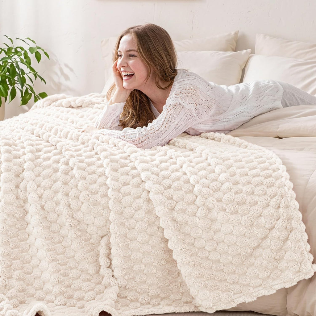 Exclusivo Mezcla Large 3D Fleece Throw Blanket for Couch, Ivory